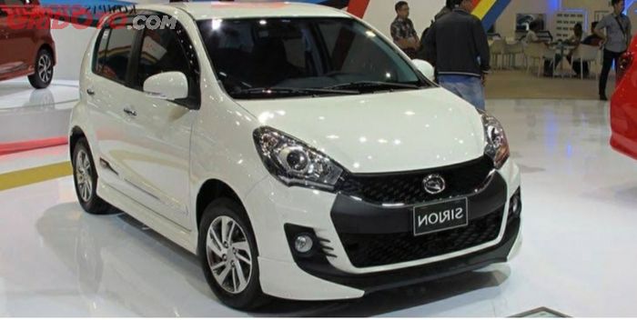 Honda Brio RS (atas) vs Daihatsu Sirion (bawah)