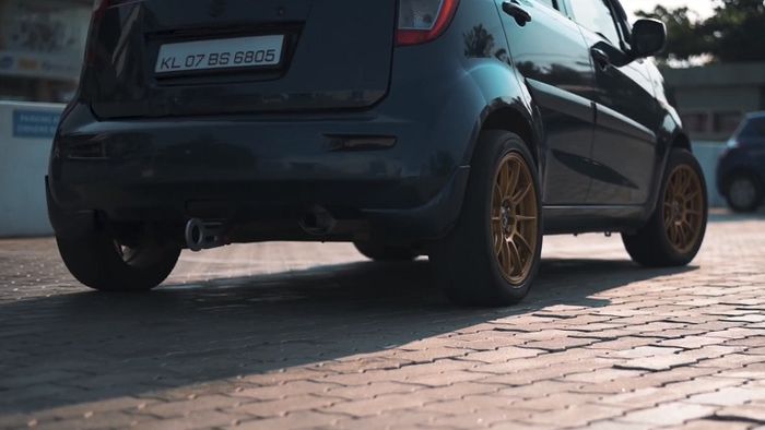 Towing hook terpasang di belakang Suzuki Splash