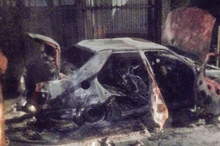 Sedan Peugeot terbakar di jalan Bangka Jaksel (31/5/2018)