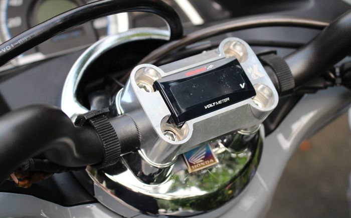 Honda PCX150 pasang voltmeter Koso dan dudukan ex Kendo