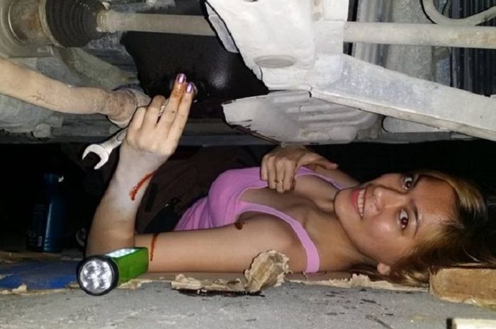 Tantin Legaspi Meneses dalam aksinya menjadi montir