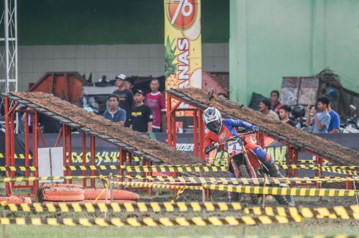 Trek berlumpur akibat hujan dan obstacle menantang, uji skill pembalap di Trial Game Dirt 2025 seri perdana di Semarang