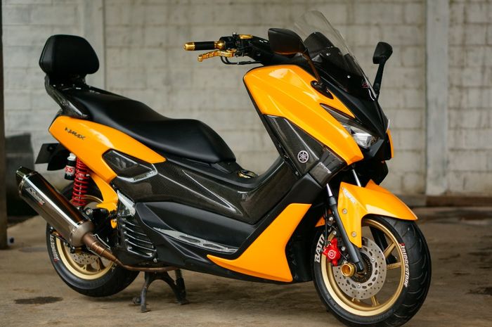 Yamaha NMAX dengan warna orange makin terlihat segar