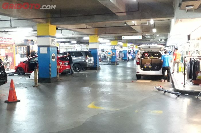 Lantai 5 dan 6 Mall MGK Kemayoran menjadi tempat pasang atau perbaiki langsung mobilmu di depan toko/bengkel