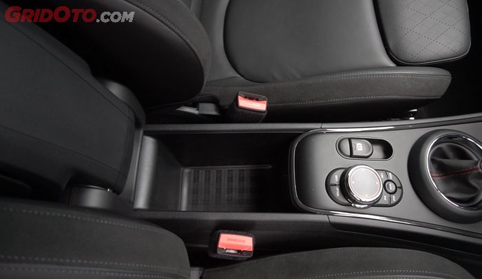 Tempat penyimpanan di konsol tengah 