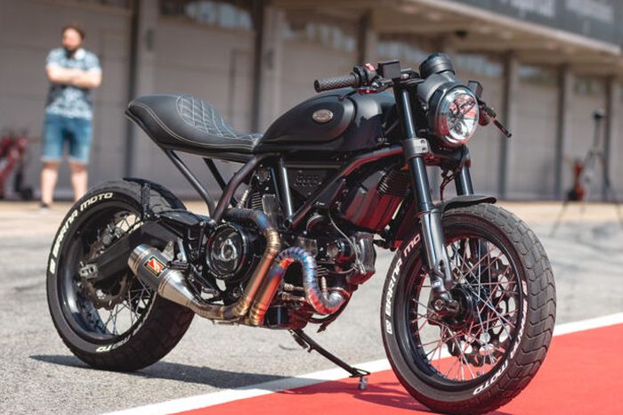 Kaki-kaki mendapatkan shock Ohlins depan-belakang