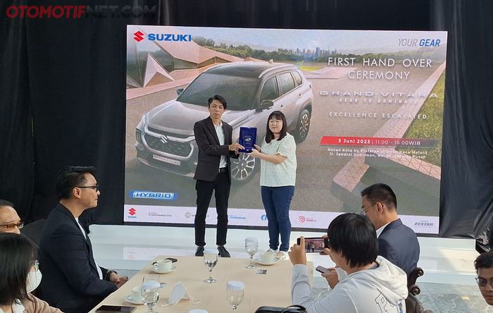 Seremoni penyerahan secara resmi Suzuki Grand Vitara kepada konsumen oleh Matsushita Ryohei, 4W Sales &amp; Marketing Director Suzuki Indonesia