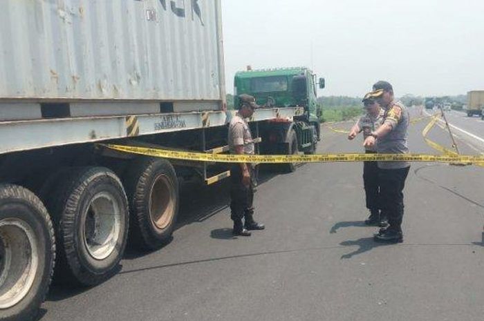 Olah TKP pengemudi truk trailer tewas ditabrak diduga Avanza yang incar ban serep di tol Jakarta-Merak