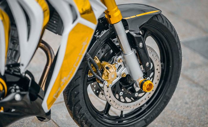 Suspensi upside down dipadu dengan double disc brake