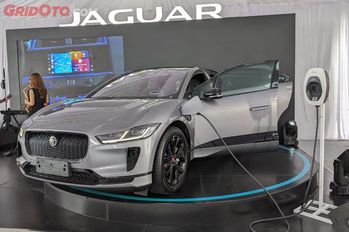 PT JLM Auto Indonesia secara resmi meluncurkan mobil listrik pertama Jaguar I-Pace di Edutown Area BSD