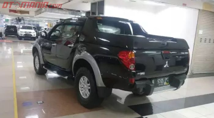 Tampilan belakang dari Mitsubishi Triton 2012 A/T 4x4