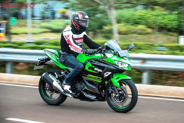 Simulasi Kredit Kawasaki Ninja 250 Bekas Lansiran 2018, Harga ...