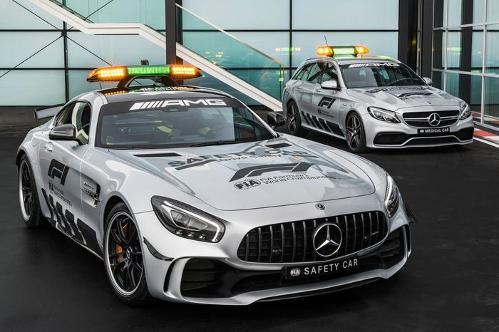 Mercedes-AMG GT R sebagai Safety Car F1 (kiri) dan Mercedes-AMG C 63 S Estate buat Medical Car