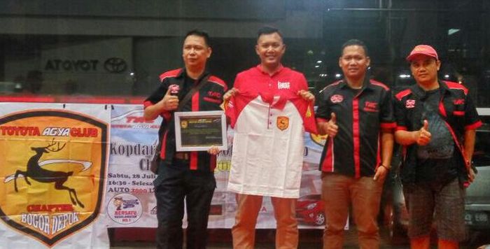 Penyerahan plakat dan kaus kepada Kepala Bengkel Auto2000 Lenteng Agung