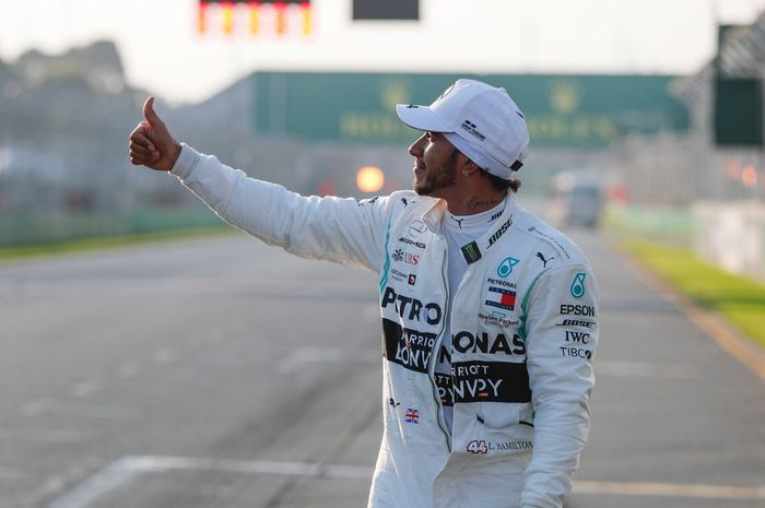 Lewis Hamilton menerima tantangan Marc Marquez untuk adu balap sebagai sesama juara dunia. 