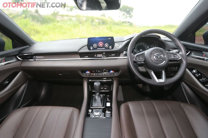 Jok dengan kulit Nappa yang nyaman, desain dasbor baru dengan  bahan suede dan panel kayu, serta sistem infotainment MZD Connect jadi unggulan Mazda 6