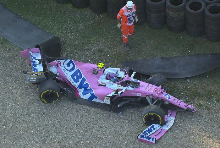 Red Flag kembali dikibarkan usai Lance Stroll crash ditkungan ke-9 saat balapan tersisa 15 lap