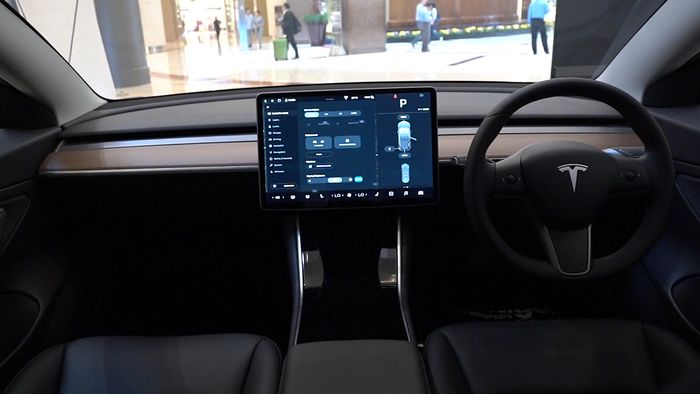 Dasbor Tesla Model 3 minimalis tanpa adanya tombol