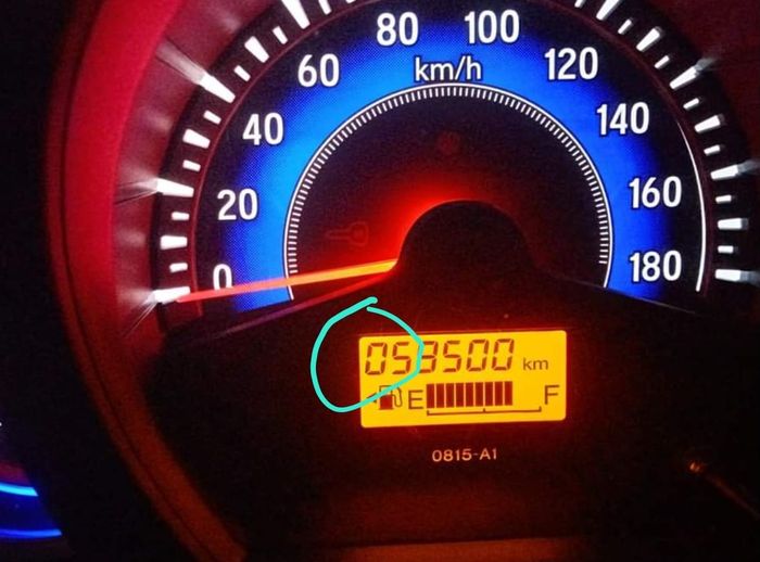 Dalam kondisi normal, bila jarak tempuh belum mencapai ratusan ribu Km, maka angka paling depan pasti tertera 0. Jika tidak ada angka 0, ada kemungkinan odometernya dicurangi