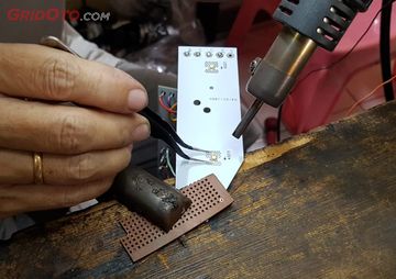 Upgrade Headlamp Led Bawaan Motor Ganti Lampunya Biar Terang Gridoto Com