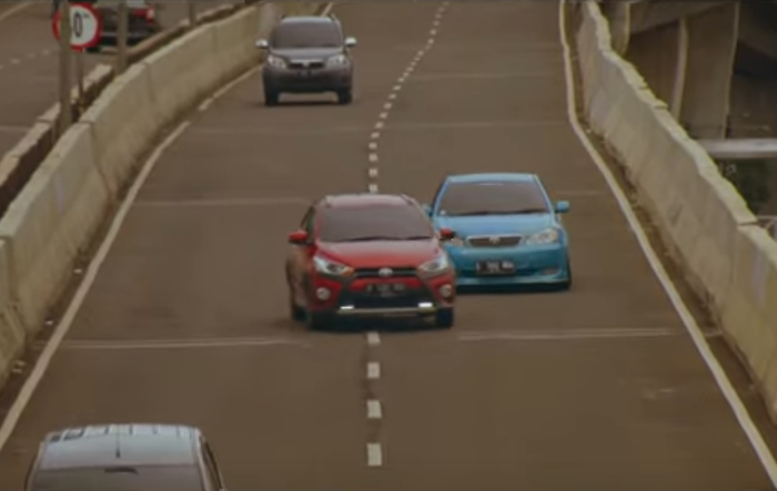 Ilustrasi menyalip mobil