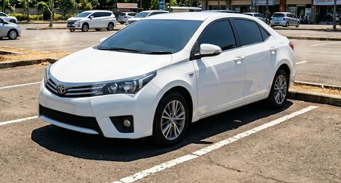 Ilustrasi mobil bekas warna putih parkir di bawah terik matahari