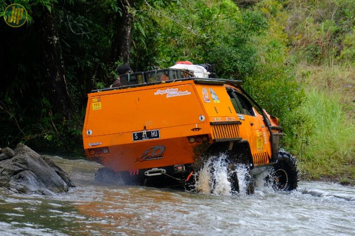 Toyota Hilux 6x6