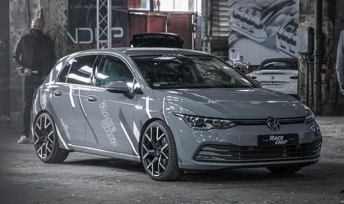 Tampilan sporty VW Golf Mk8 dengan kelir abu-abu dan body kit custom