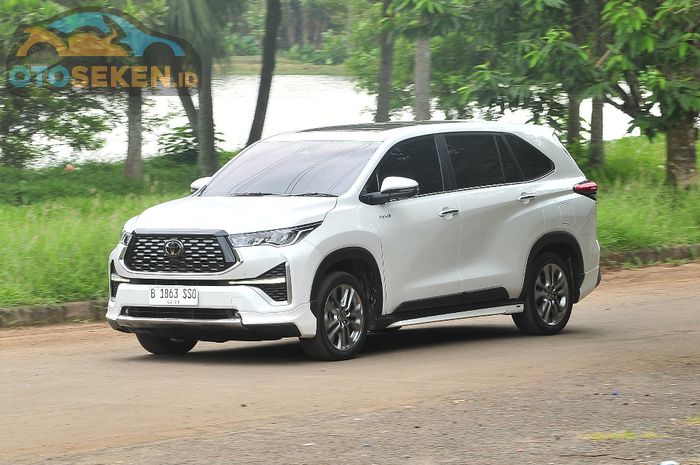 Spesifikasi dan kisaran harga Toyota KIjang Innova Zenix Q Hybrid TSS Modelista tahun 2022 seken.