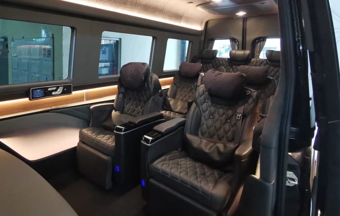 Jok elektis super nyaman di baris belakang Mercedes-Benz Sprinter Lombardi