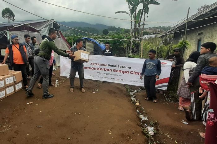 Astra Infra menyerahkan paket bantuan kepada korban gempa bumi Cianjur