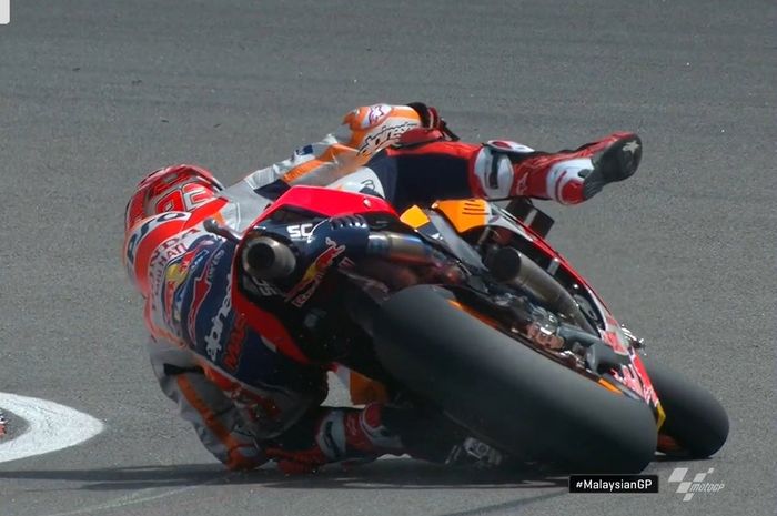 Marc Marquez kembali melakukan aksi penyelamatan saat melibat di tikungan dua di sesi FP1 MotoGP Malaysia 2019