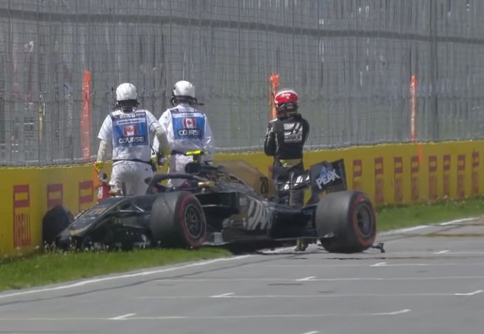 Pembalap Haas tersebut melintir karena ban belakangnya mengenai dinding pembatas