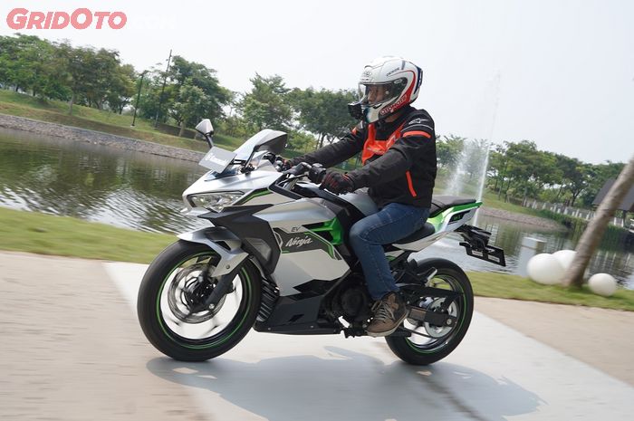 Kawasaki Ninja E-1 punya riding position mirip Ninja 250, performanya terasa responsif dan menyenangkan!