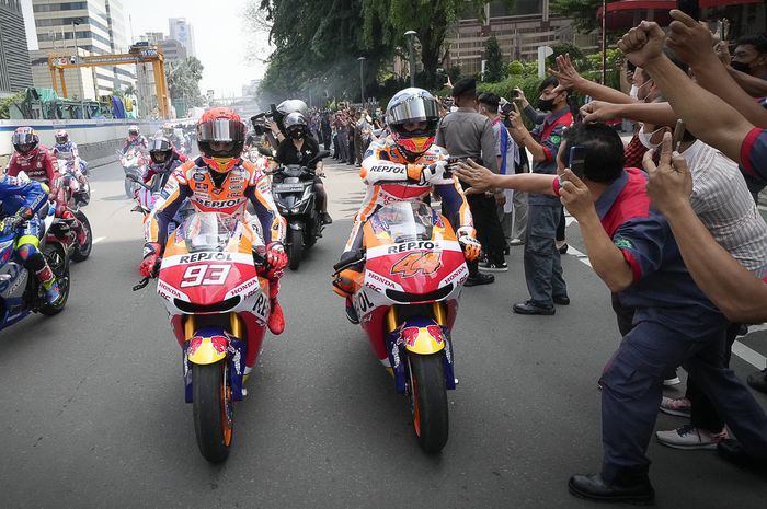 Duet pembalap tim Repsol Honda, Marc Marquez dan Pol Espargaro dalam parade pembalap MotoGP di Jakarta (16/3/2022), menjelang MotoGP Indonesia di sirkuit Mandalika