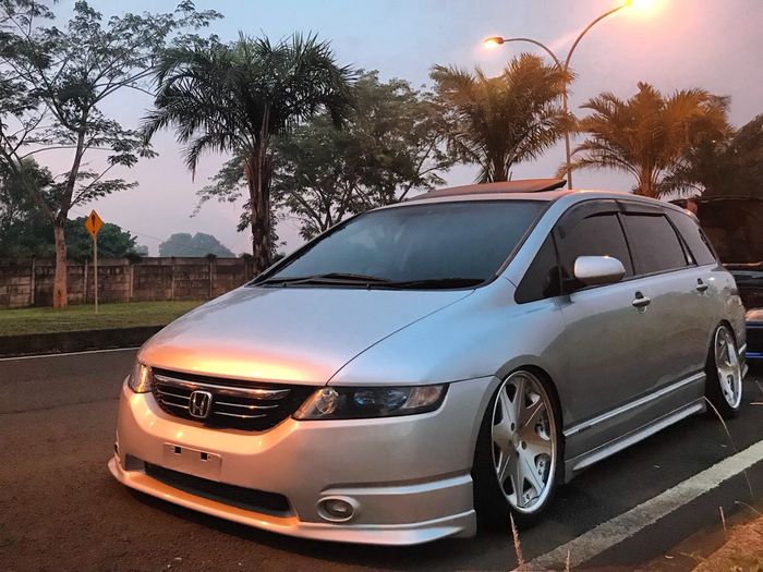 Honda Odyssey bergaya elegan dengan coilover custom