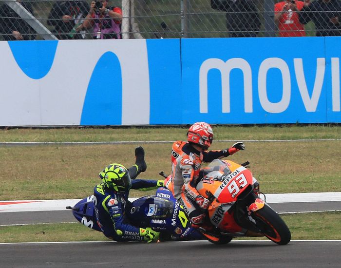 Marc Marquez menyenggol Valentino Rossi hingga terjatuh di MotoGP Argentina 2018