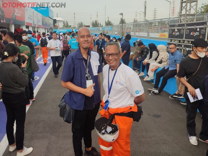 Gerry Nasution (kanan) pembalap BMW yang jadi marshal saat Formula E Jakarta 2022