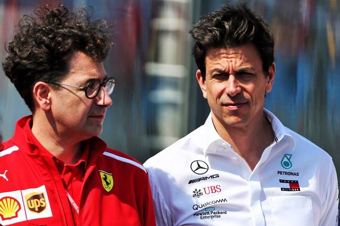 Bos tim Ferrari Mattia Binotto dan bos tim Mercedes Toto Wolff