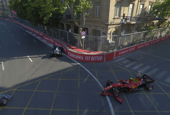 Yuki Tsunoda dan Carlos Sainz yang mengalami crash mengakibatkan sesi kualifikasi Q3 dihentikan