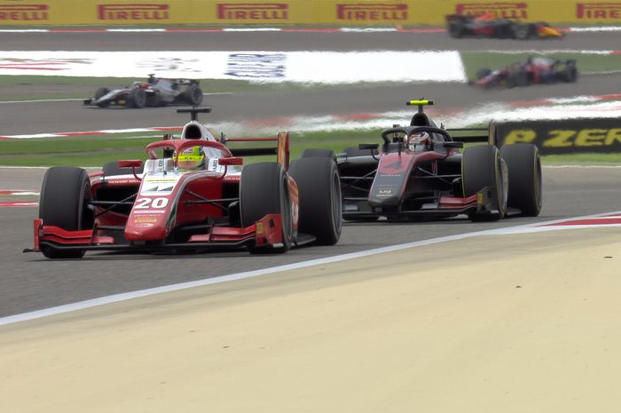 Mick Schumacher dan Callum Ilott bersaing ketat dalam race 1 F2 Bahrain 2020 hari Sabtu (28/11)