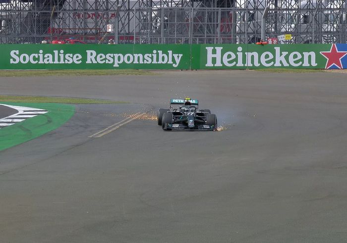 Balapan F1 Inggris tersisa 2 lap, Valtteri Bottas harus menepi usai mengalami kebocoran ban