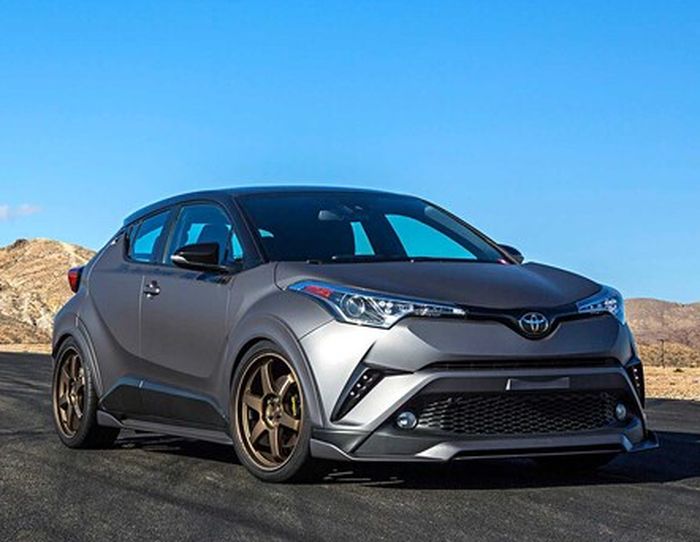 Modifikasi Toyota C-HR dandan sporty dibungkus wrapping hitam doff