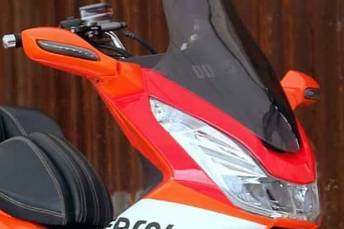 Honda PCX CBU bergaya turing dengan livery repsol