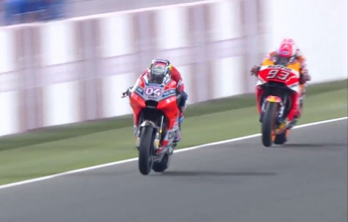 Andrea Dovizioso dan Marc Marquez di lap terakhir