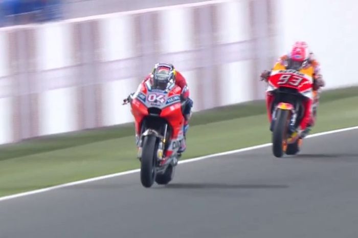 Andrea Dovizioso dan Marc Marquez di lap terakhir