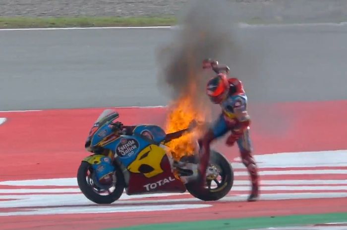 Augusto Fernandez di tikungan 5 ketika motornya terbakar di sesi Warm Up Moto2 Catalunya 2020