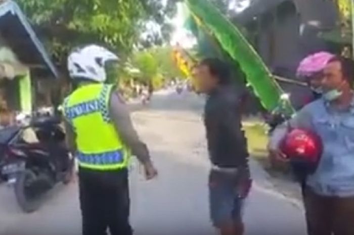 Warga marah-marah kepada polisi saat melakukan razia