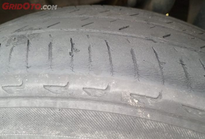 Tips mencegah ban mobil botak sebelah