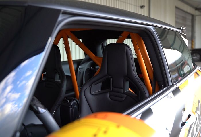 Tampilan kabin balap modifikasi MINI Electric garapan OctaneFactory